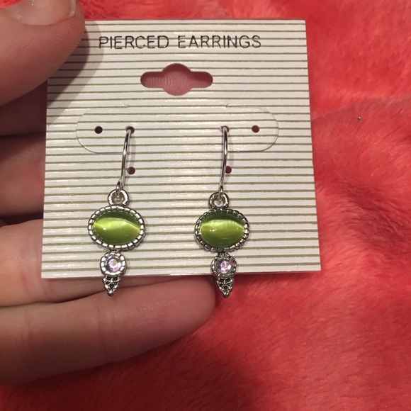 Gorgeous earrings NWT - Picture 2 of 6